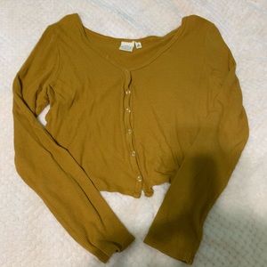 BUTTON UP CROPPED SWEATER